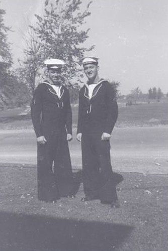 Royal Canadian Navy : HMCS Terra Nova crew members ashore.