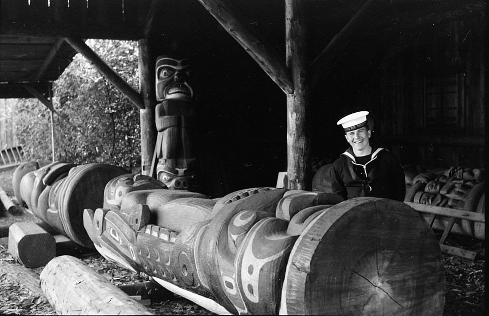 Royal Canadian Navy : HMCS Ste Therese crew member, Beacon Hill Park.