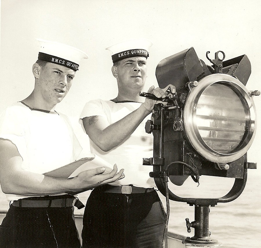 Royal Canadian Navy : HMCS Qu'Appelle signalmen.