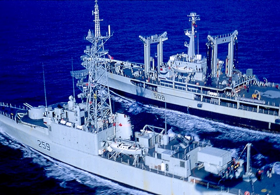 Royal Canadian Navy : HMCS Provider refueling HMCS Terra Nova.