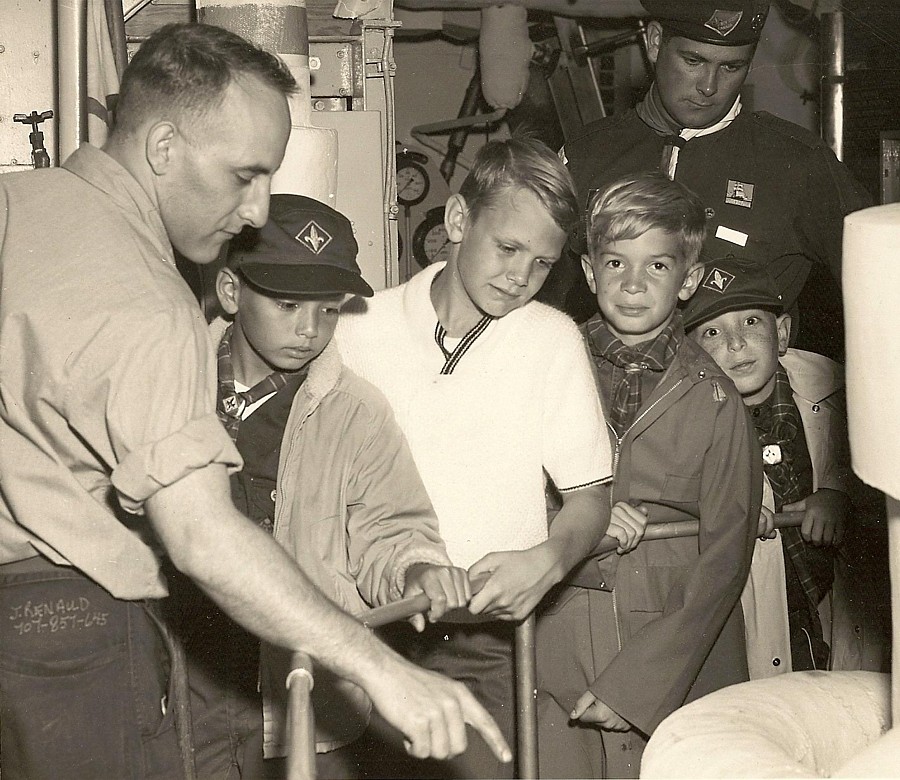 Royal Canadian Navy : HMCS Qu'Appelle & Boy Scouts, 1968.