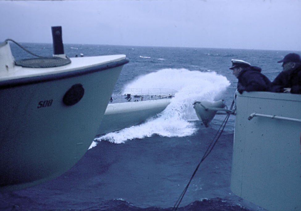 Royal Canadian Navy : HMCS Provider refueling HMCS Terra Nova.