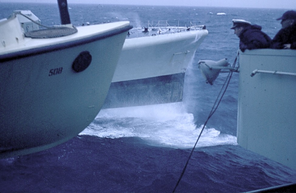 Royal Canadian Navy : HMCS Provider refueling HMCS Terra Nova.