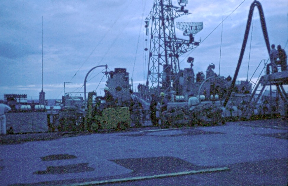 Royal Canadian Navy : HMCS Terra Nova taking on fuel.