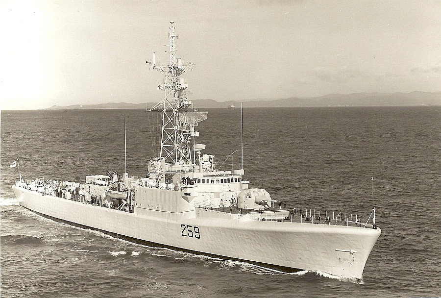 Royal Canadian Navy : HMCS Terra Nova.