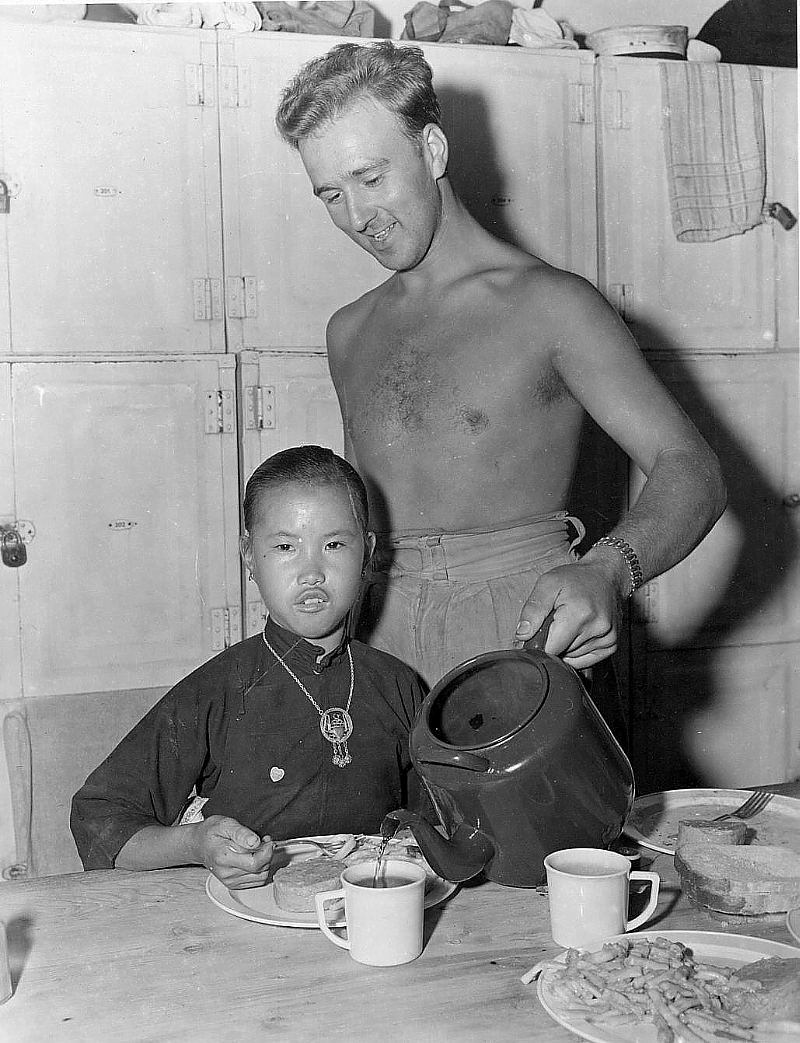 Royal Canadian Navy : Hong Kong, 1945