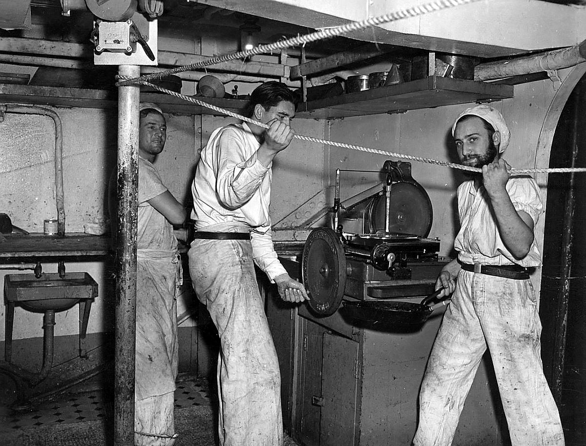 Royal Canadian Navy : Hong Kong, 1945