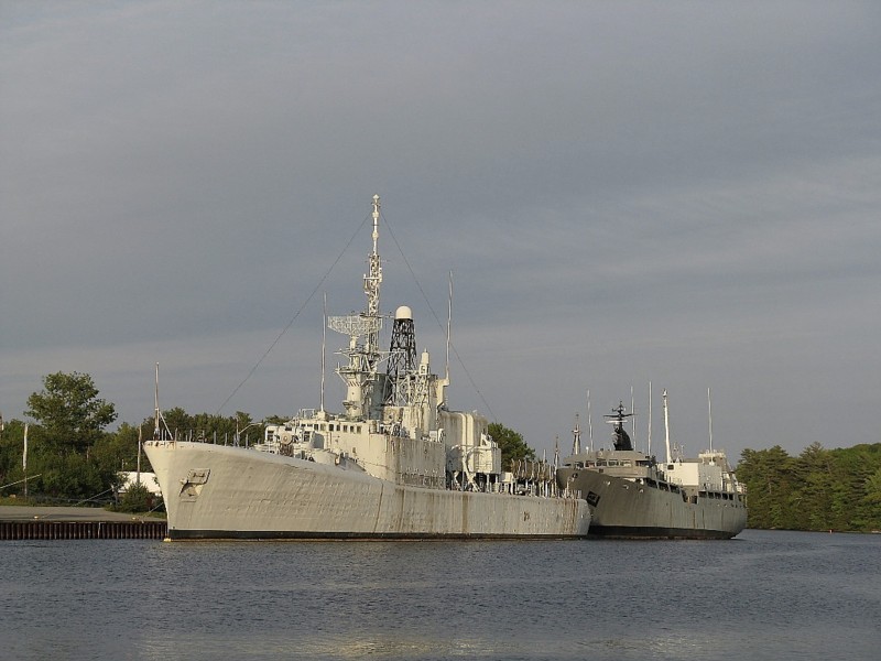 Royal Canadian Navy : HMCS Fraser waiting to be scrapped.