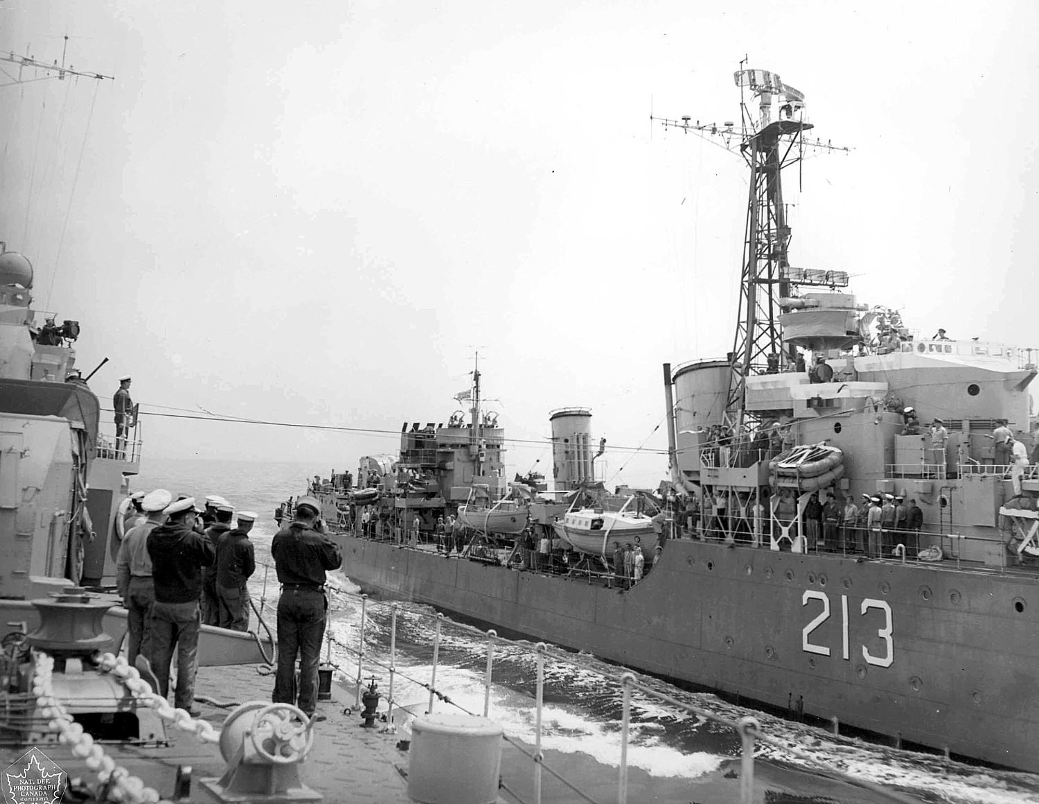 HMCS Nootka during a jackstay transfer, 1953