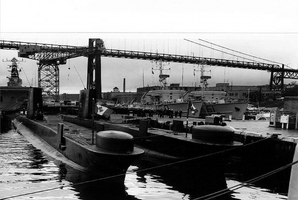 Royal Canadian Navy : HMCS Okanagan & Ojibwa, 1969.