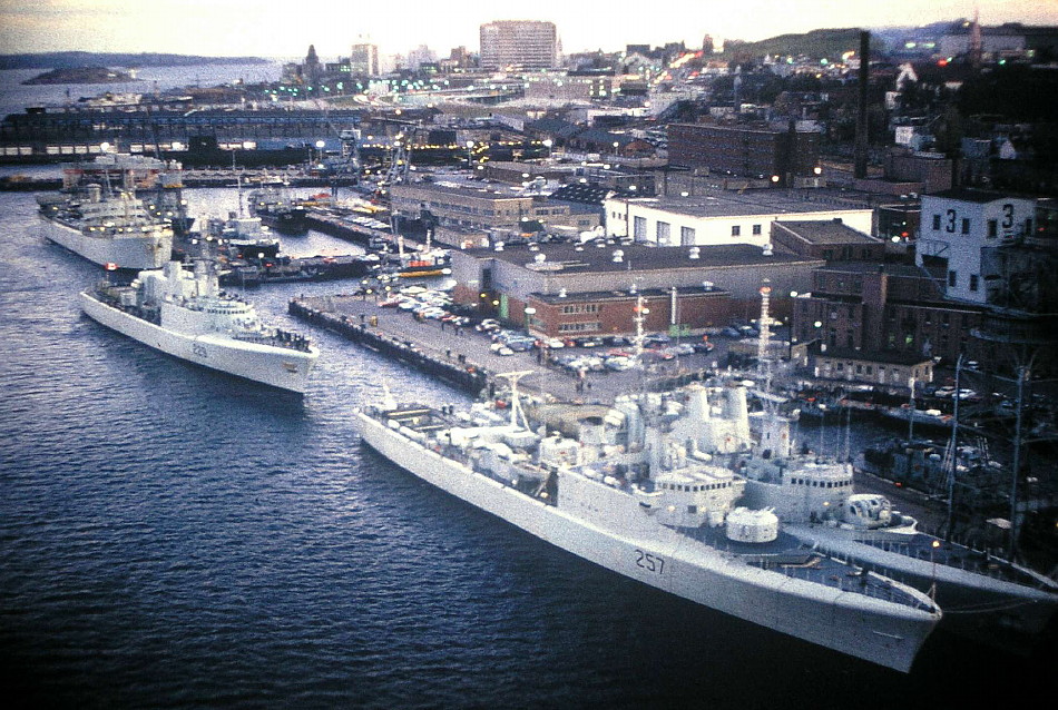 Royal Canadian Navy : HMC Dockyard.
