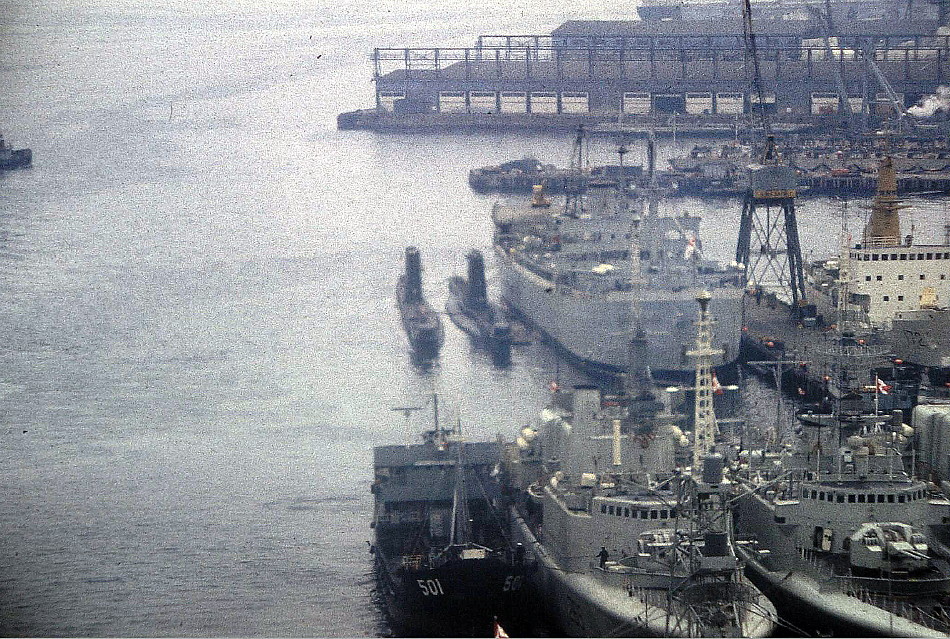 Royal Canadian Navy : British submarines in Halifax.