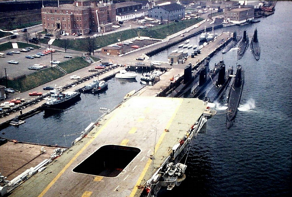 Royal Canadian Navy : Submarines in Halifax.