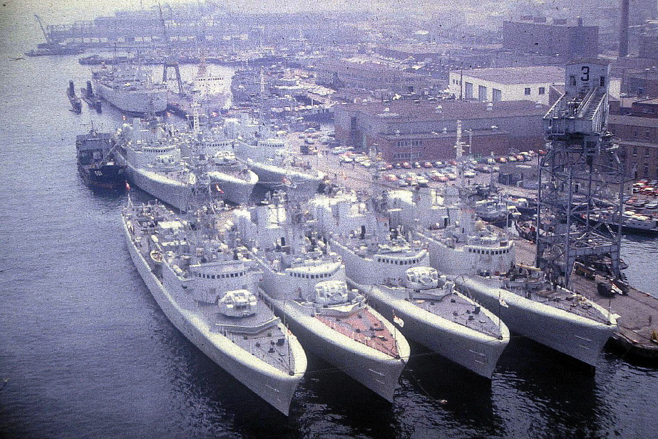 Royal Canadian Navy : Destroyers in Halifax.