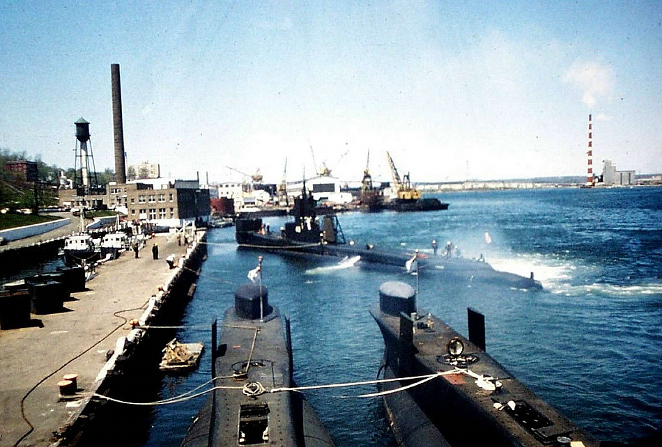 Royal Canadian Navy : USS Tigrone leaving Halifax.