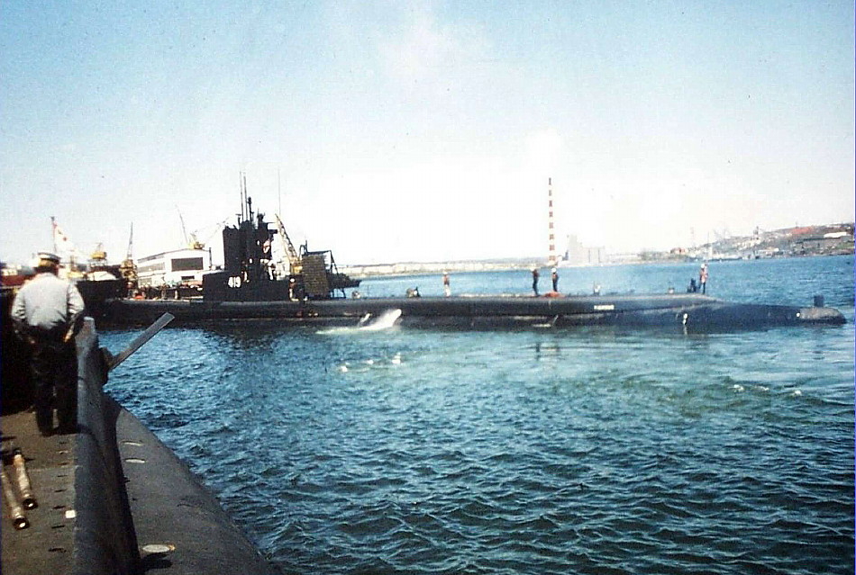 Royal Canadian Navy : USS Tigrone leaving Halifax.