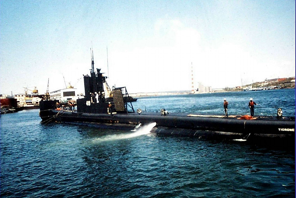 Royal Canadian Navy : USS Tigrone leaving Halifax.