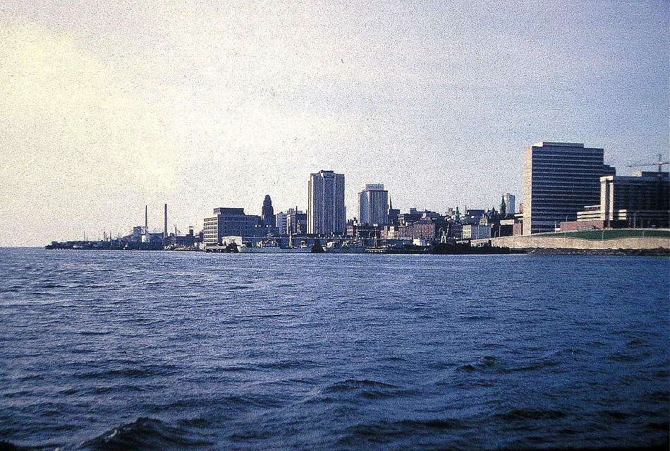 Royal Canadian Navy : HMCS Okanagan leaving Halifax.