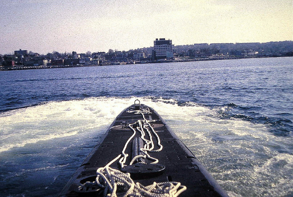 Royal Canadian Navy : HMCS Okanagan leaving Halifax.