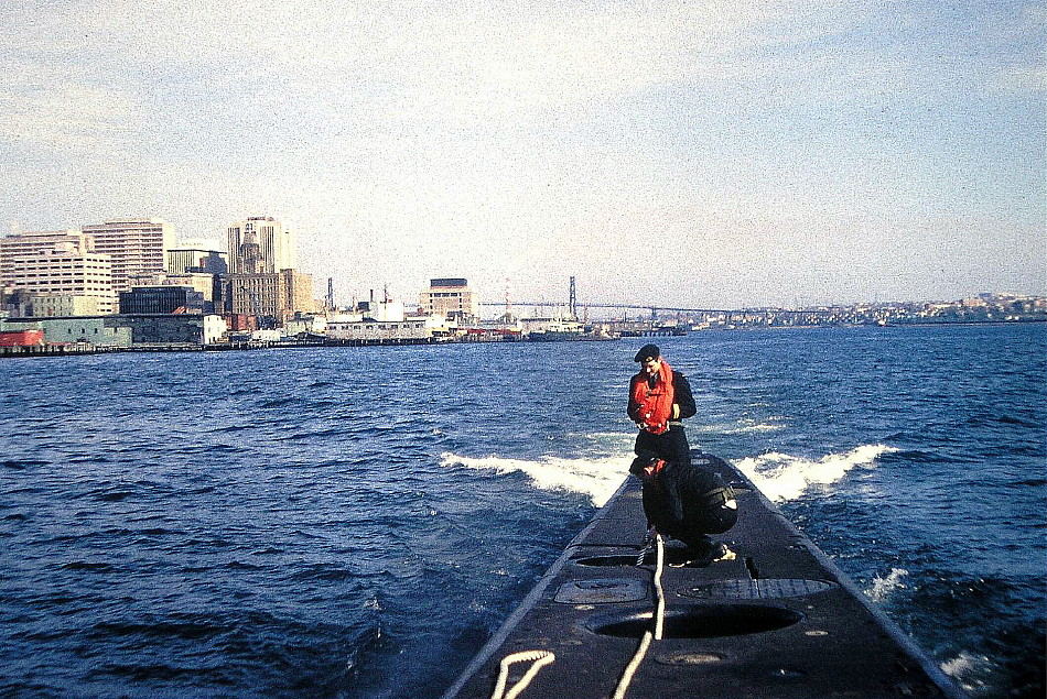 Royal Canadian Navy : HMCS Okanagan leaving Halifax.