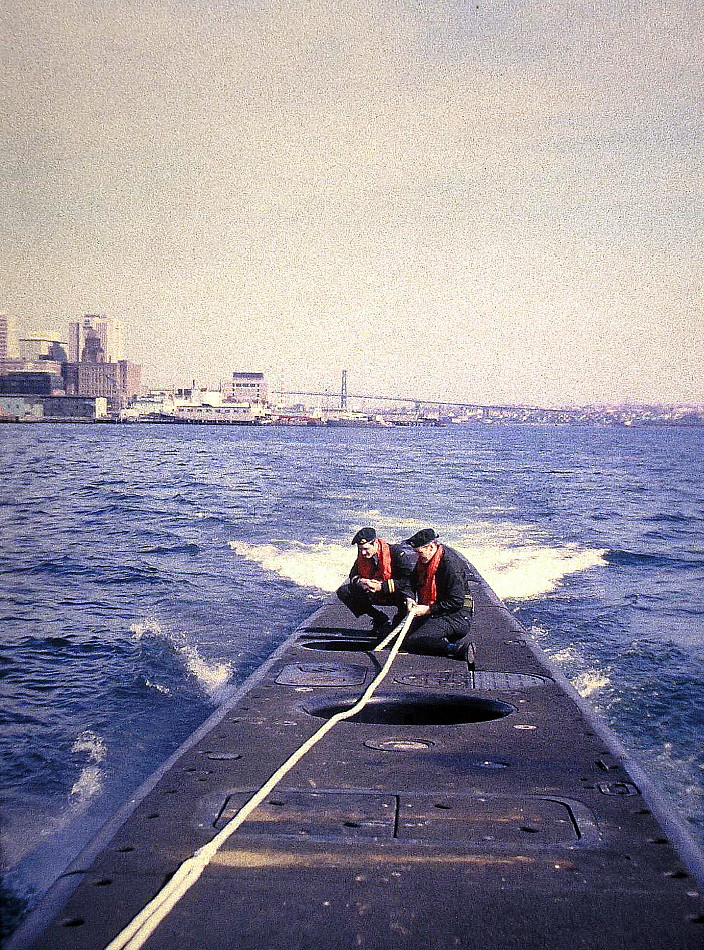 Royal Canadian Navy : HMCS Okanagan leaving Halifax.