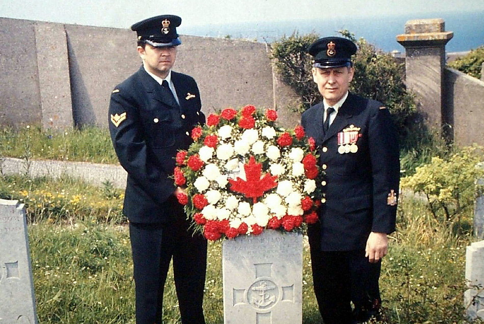 Royal Canadian Navy : HMCS Okanagan Crewmembers Lay Memorial Wreath.