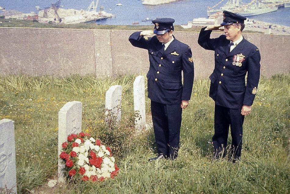 Royal Canadian Navy : HMCS Okanagan Crewmembers Lay Memorial Wreath.