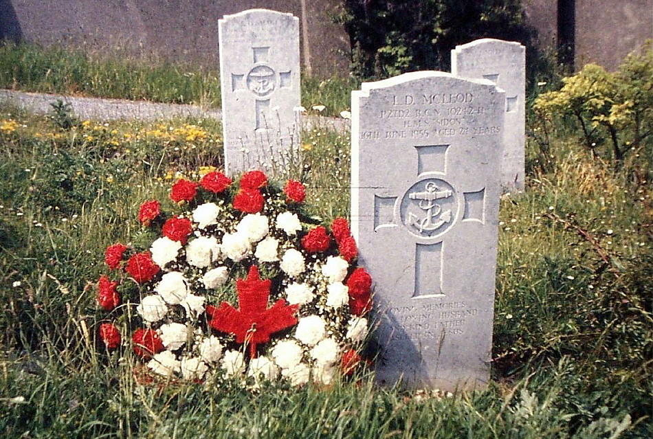 Royal Canadian Navy : HMCS Okanagan Crewmembers Lay Memorial Wreath.