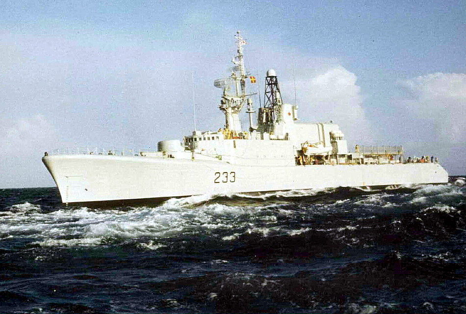 Royal Canadian Navy : HMCS Nipigon at sea, Sept. 1975.