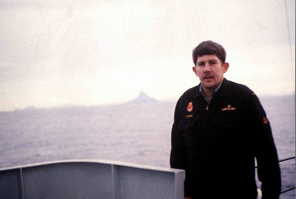 Royal Canadian Navy : HMCS Nipigon at sea, Sept. 1975.