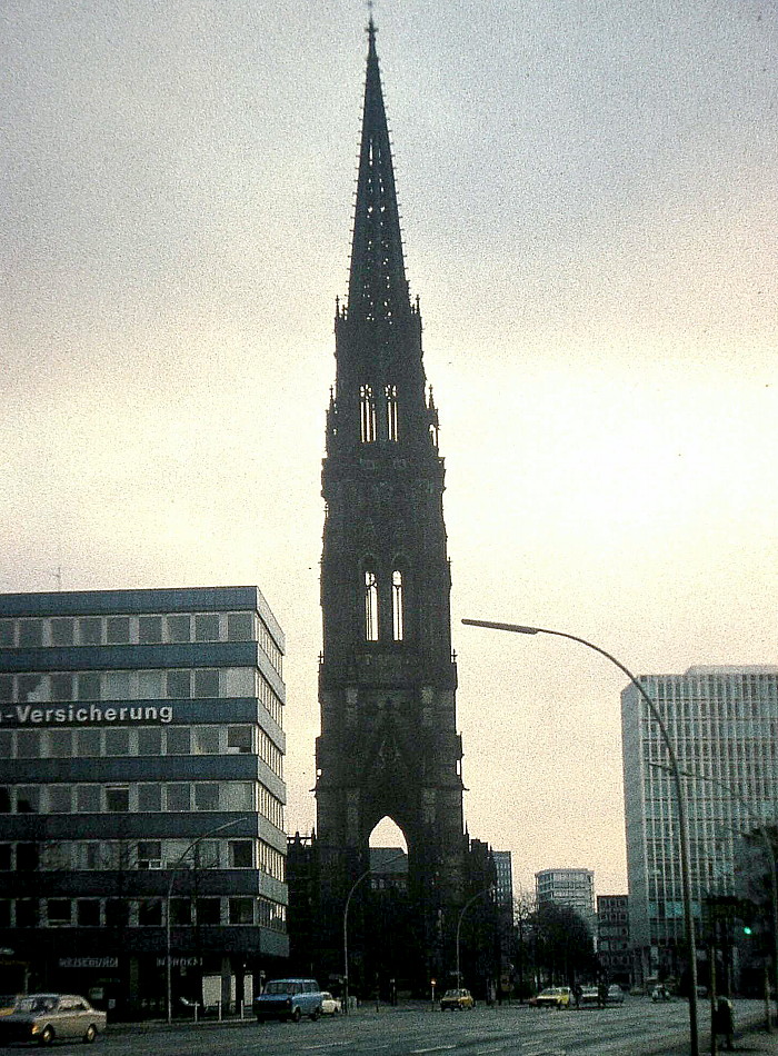 Royal Canadian Navy : HMCS Nipigon in Hamburg, Germany, October, 1975.