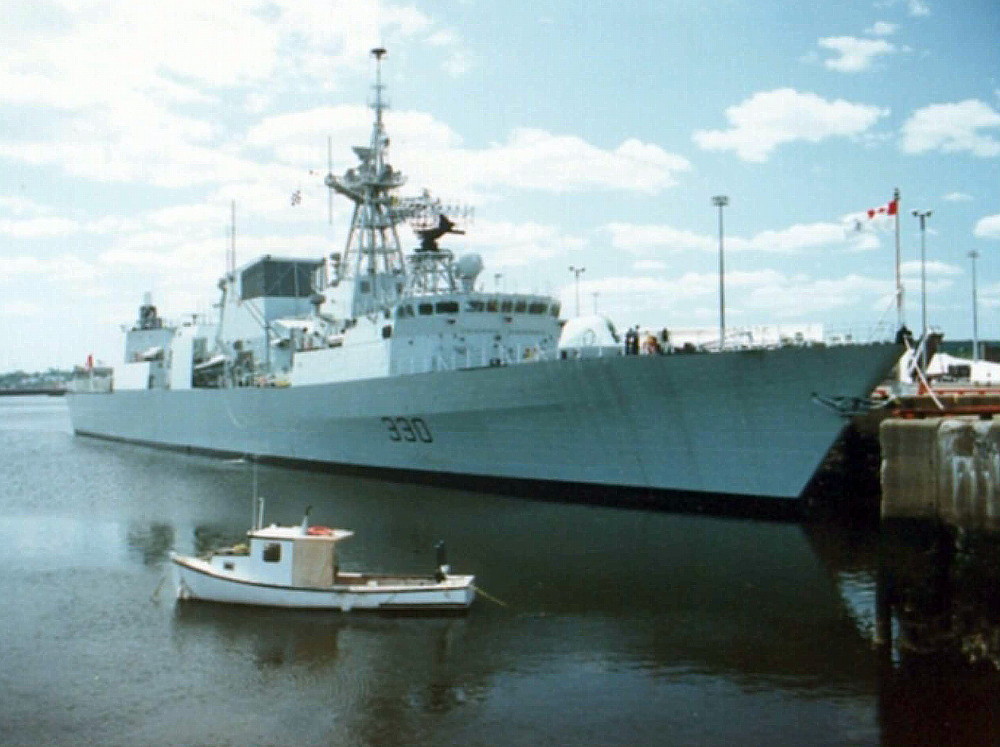 Royal Canadian Navy : HMCS Halifax, Delivery to Nay, 1990.