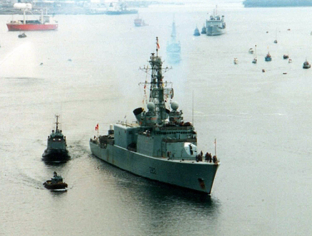 Royal Canadian Navy : HMCS Athabaskan returning from Gulf War, 1991.