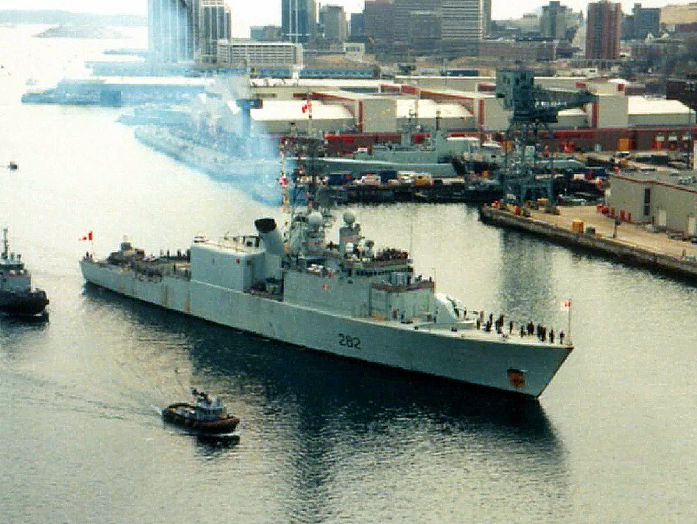 Royal Canadian Navy : HMCS Athabaskan returning from Gulf War, 1991.