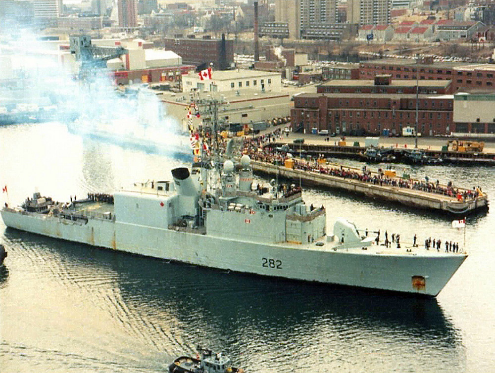 Royal Canadian Navy : HMCS Athabaskan returning from Gulf War, 1991.