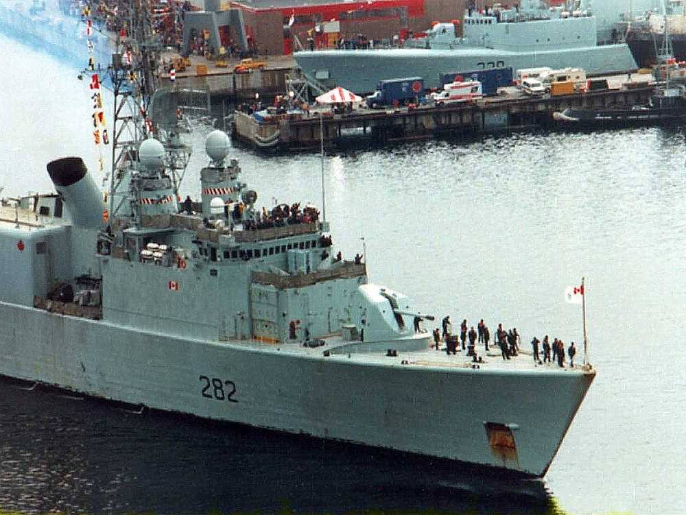 Royal Canadian Navy : HMCS Athabaskan returning from Gulf War, 1991.