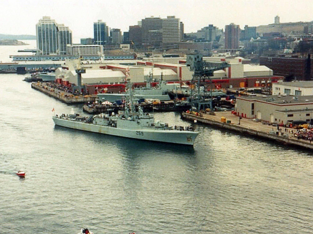 Royal Canadian Navy : HMCS Terra Nova returning from Gulf War, 1991.