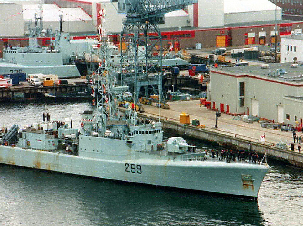 Royal Canadian Navy : HMCS Terra Nova returning from Gulf War, 1991.