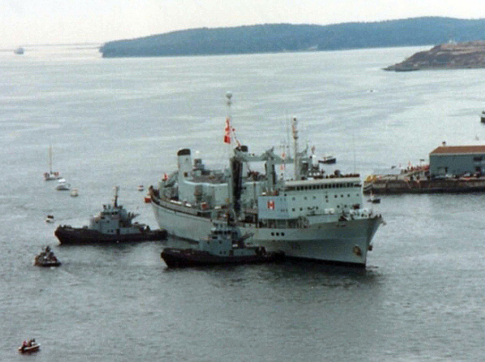 Royal Canadian Navy : HMCS Protecteur returning from Gulf War, 1991.