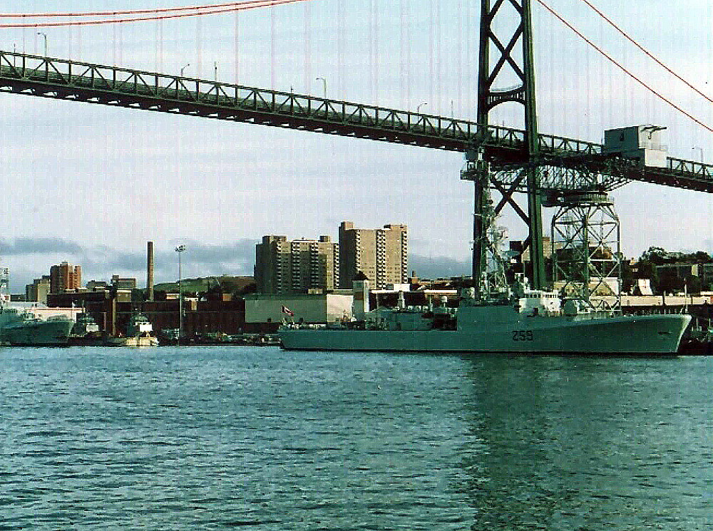 Royal Canadian Navy : Ships in Halifax, 1992.