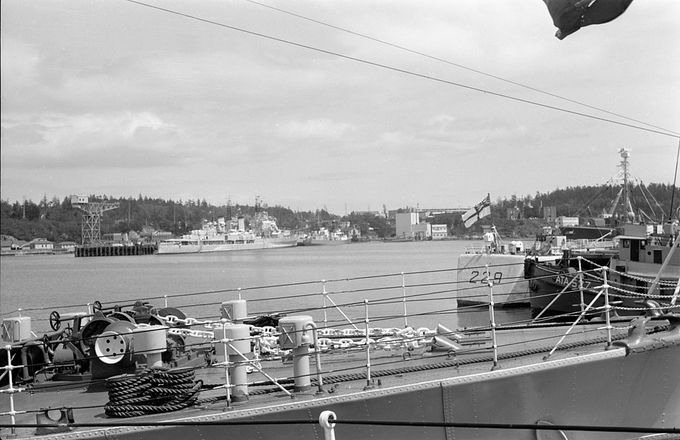 Royal Canadian Navy : Esquimalt Harbour.