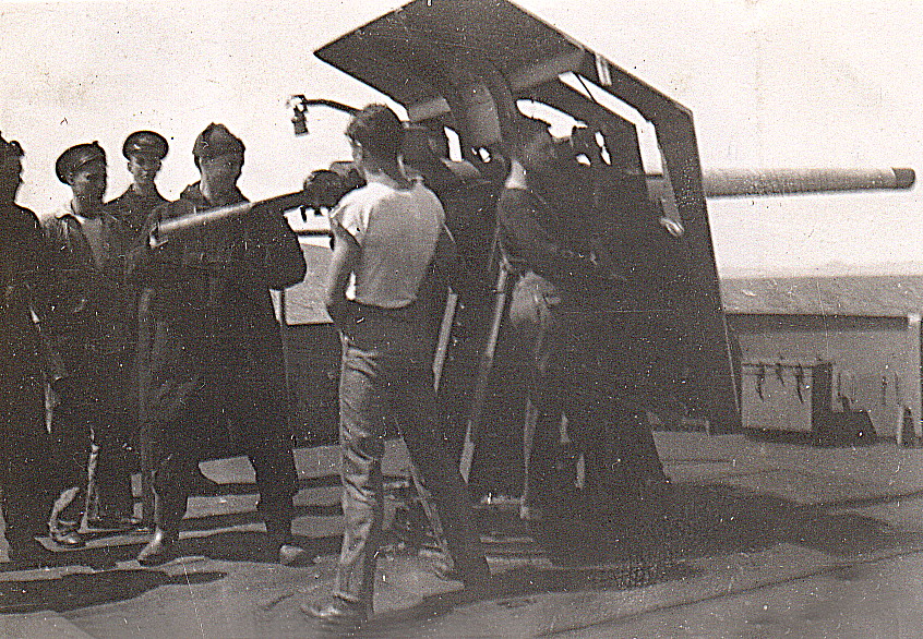 Royal Canadian Navy : HMCS Jonquiere, 1945.