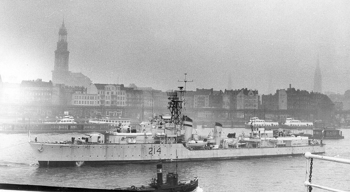 Royal Canadian Navy : HMCS Micmac in Hamburg.