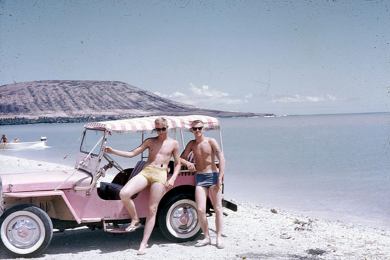 Royal Canadian Navy : HMCS Stettler crew members on Oahu, 1962.