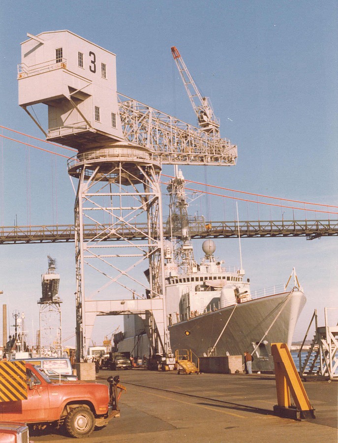 Royal Canadian Navy : DND Halifax, travelling hammerhead crane.